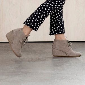 Tom’s Desert Suede Lace- Up Kala Wedge Booties 7